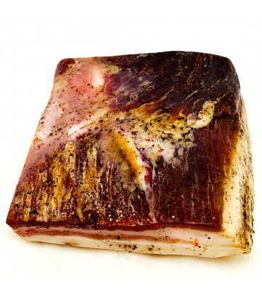 Guanciale 700 Gr ca. come la pancetta, ma con una presenza di grasso maggiore. Prodotta artigianalmente in Maremma